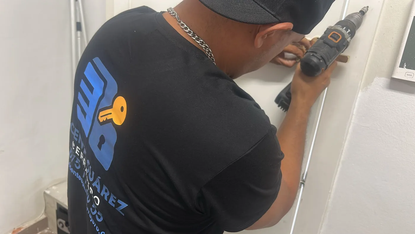 Instalación y ajuste de una manilla de puerta