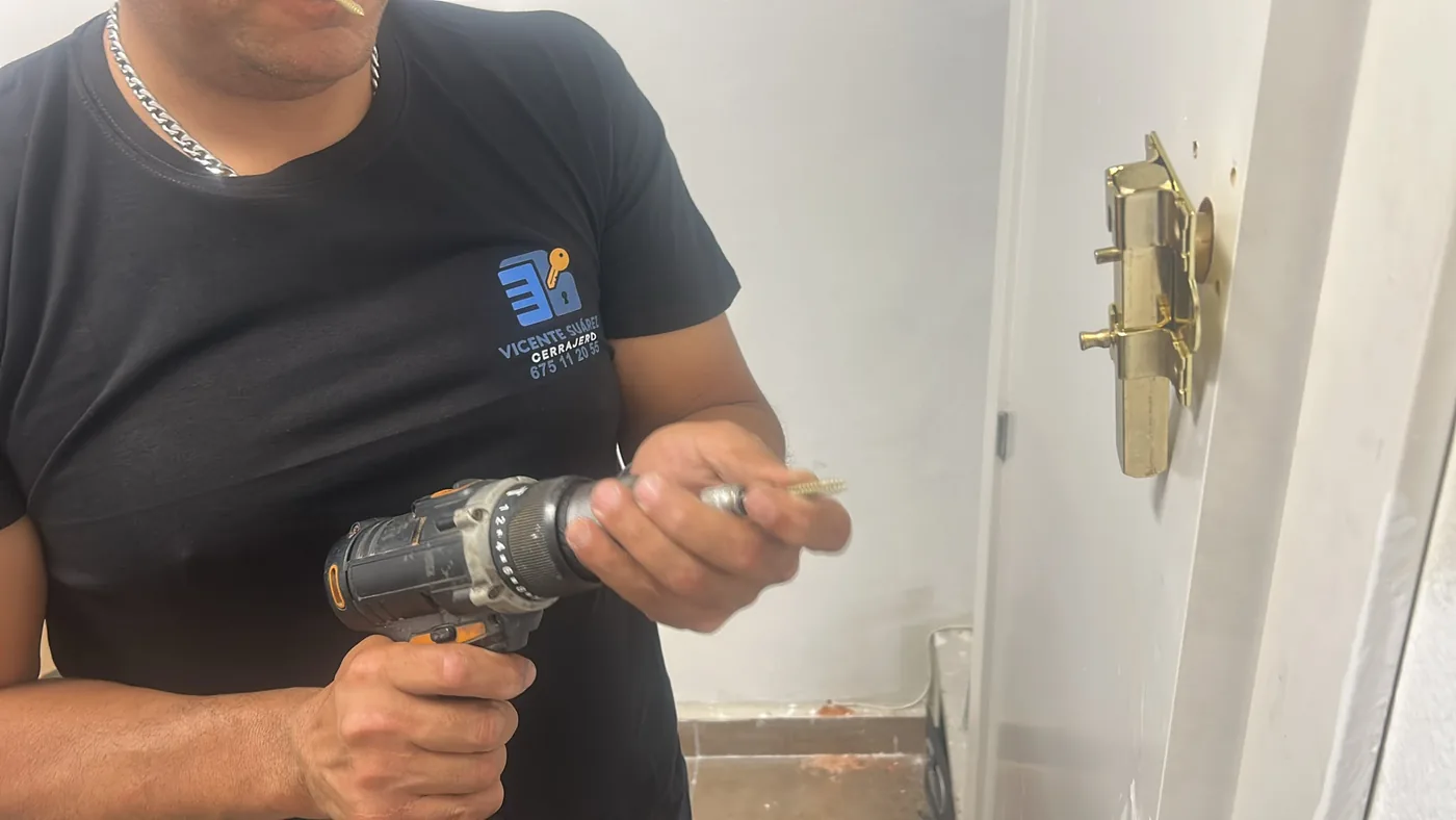 Cerrajero trabajando en una cerradura en Sant Celoni